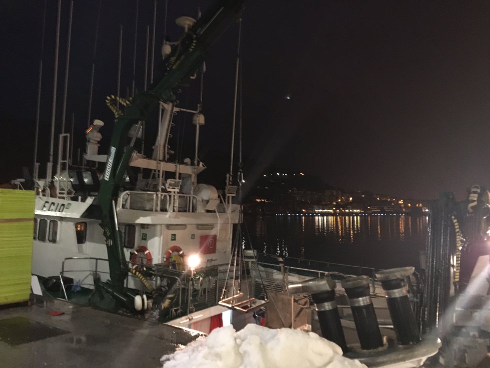 Pesquero preparándose para salir a faenar de nuevo. Pesquero preparándose para salir a faenar de nuevo.