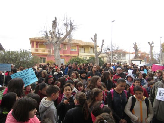 Manifestación a las puertas del colegio Obispos García Ródenas (Bullas)