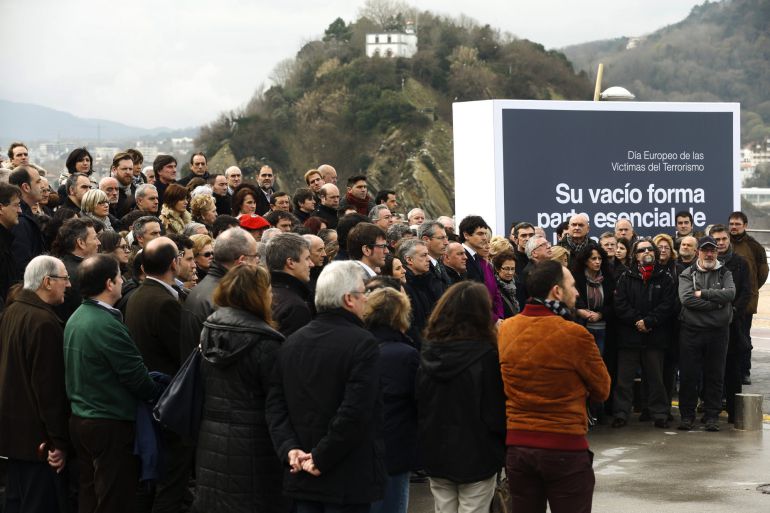 Momento de la concentración en memoria de las víctimas del terrorismo celebrada este mediodía en San Sebastián. 