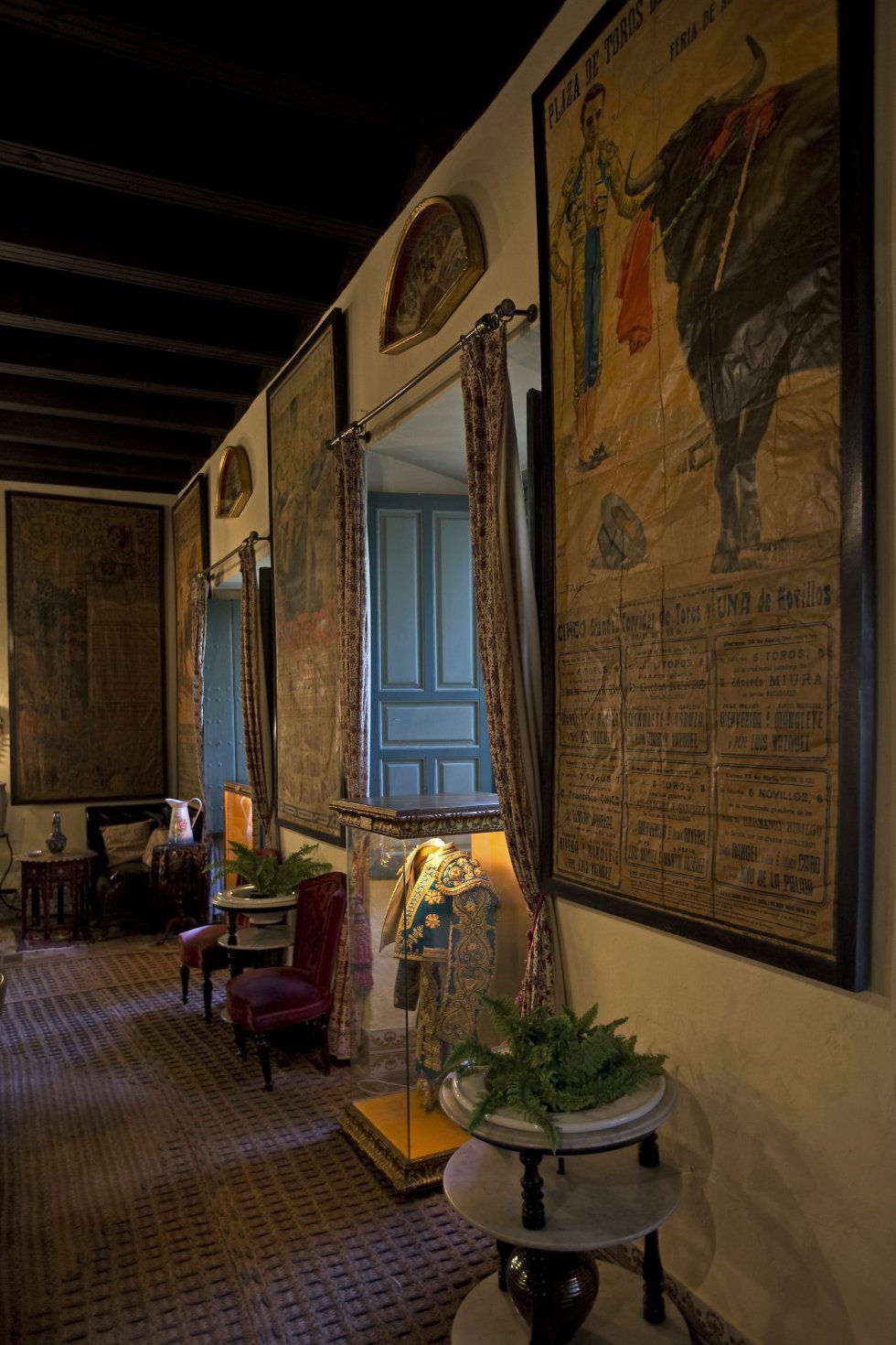 El salón relacionado con la Feria de Sevilla, que incluye una valiosa colección de carteles y un traje de luces de Curro Romero, forma parte de las estancias de la Casa Palacio de las Dueñas El salón relacionado con la Feria de Sevilla, que incluye una valiosa colección de carteles y un traje de luces de Curro Romero, forma parte de las estancias de la Casa Palacio de las Dueñas