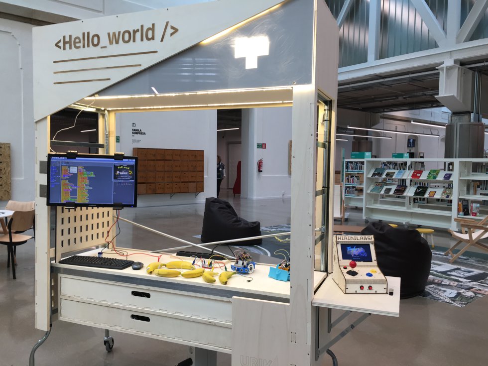 Dentro del Rincón de la tecnología se desarrollan diferentes proyectos, uno de ellos es "Hello_World". Dentro del Rincón de la tecnología se desarrollan diferentes proyectos, uno de ellos es "Hello_World".