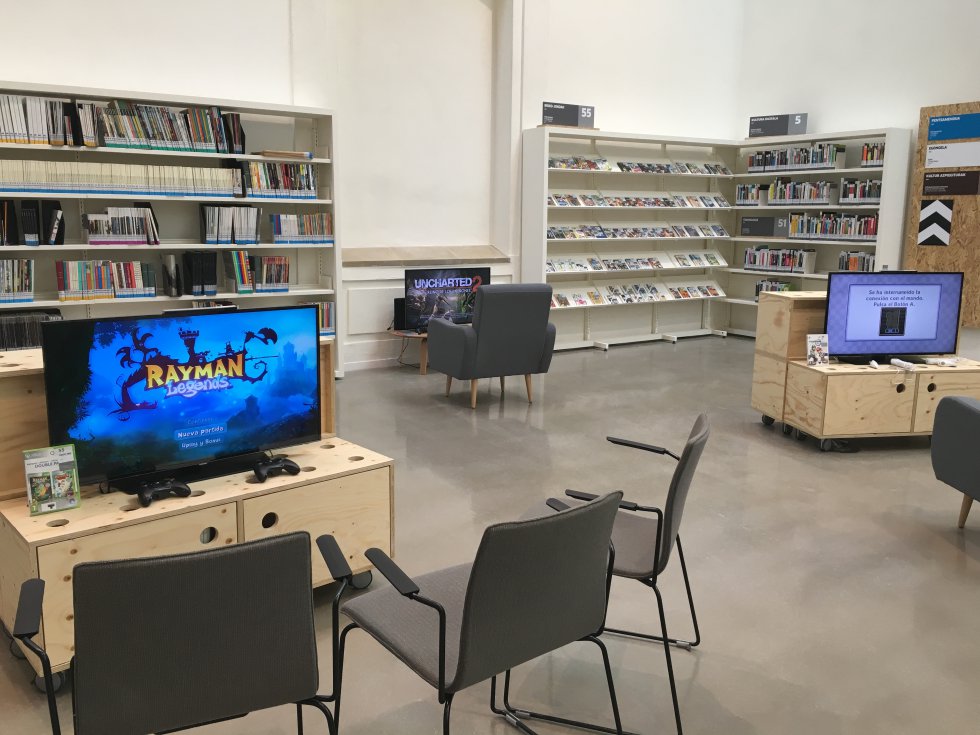 En este rincón hay videojuegos actuales y antiguos con los que se puede jugar en la biblioteca y también en casa. En este rincón hay videojuegos actuales y antiguos con los que se puede jugar en la biblioteca y también en casa.