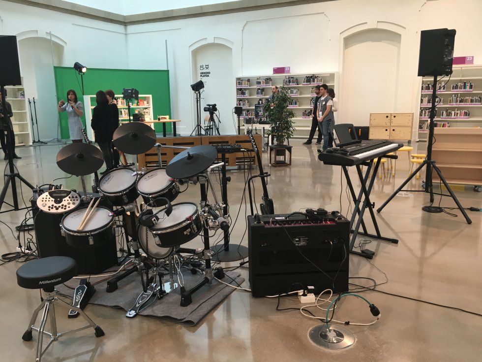 Muchos instrumentos de música estarán a disposición de los socios para que hagan pruebas de música y sonido. También se ha construido un pequeño plató para grabar vídeos. Muchos instrumentos de música estarán a disposición de los socios para que hagan pruebas de música y sonido. También se ha construido un pequeño plató para grabar vídeos.
