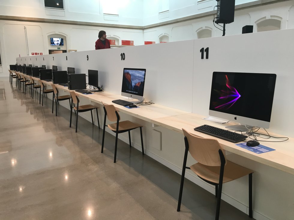 En el rincón de la autoedición existe la oportunidad de editar diferentes formatos y también de acceder a lo editado por uno mismo. Con la ayuda de los técnicos, y durante un periodo máximo de quince minutos, se podrán adquirir nociones básicas para la utilización del aparato, programa o software. En el rincón de la autoedición existe la oportunidad de editar diferentes formatos y también de acceder a lo editado por uno mismo. Con la ayuda de los técnicos, y durante un periodo máximo de quince minutos, se podrán adquirir nociones básicas para la utilización del aparato, programa o software.