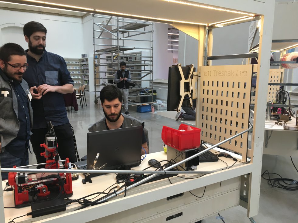 Los técnicos también están presentes en Ubik. Además de ser expertos bibliotecarios, son expertos en los contenidos del proyecto cultural de Tabakalera. Los técnicos también están presentes en Ubik. Además de ser expertos bibliotecarios, son expertos en los contenidos del proyecto cultural de Tabakalera.