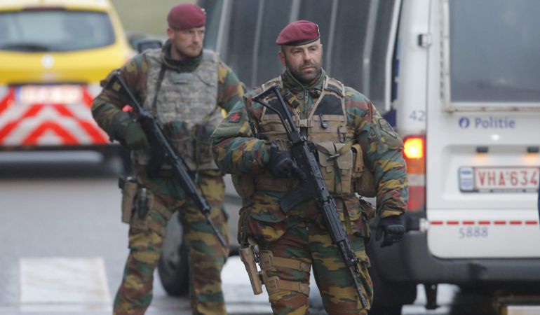 Soldados belgas comprueban este miércoles vehículos en el aeropuerto de Zaventem en Bruselas