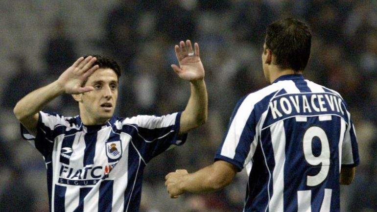 Kovacevic recibe la felicitación de Nihat en un partido de la temporada 2002-03