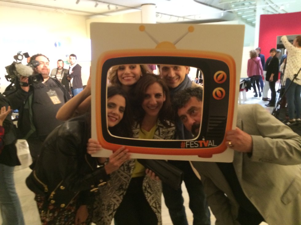 Los protagonistas de la serie de TVE dentro de una 'televisión' Los protagonistas de la serie de TVE dentro de una 'televisión'