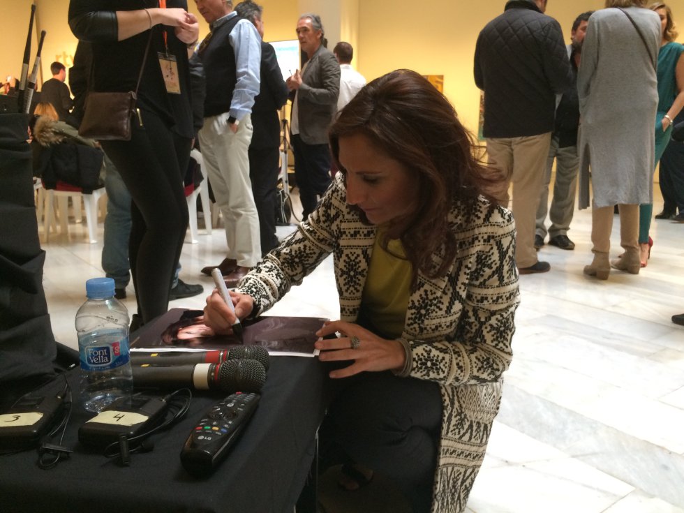 Malena Alterio firmando un autógrafo a una seguidora Malena Alterio firmando un autógrafo a una seguidora