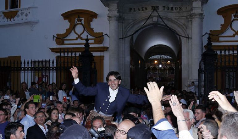 Diego Ventura en su salida a hombros por la Puerta del Príncipe del año 2015, la décima de su carrera