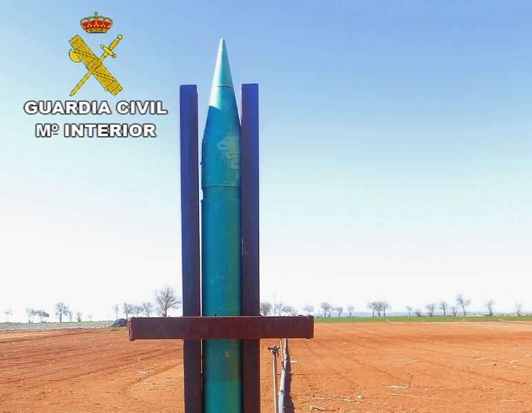 La Guardia Civil destruye un cohete antigranizo en Llanos del Caudillo