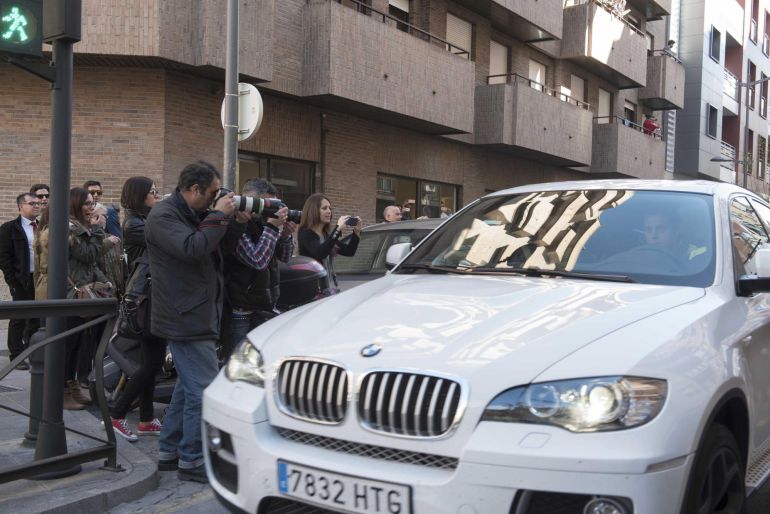 Los fotógrafos enfocan el coche ocupado por el alcalde de Granada, José Torres Hurtado (PP), trasladado al Ayuntamiento desde su vivienda, donde asistió en calidad de detenido a un registro policial