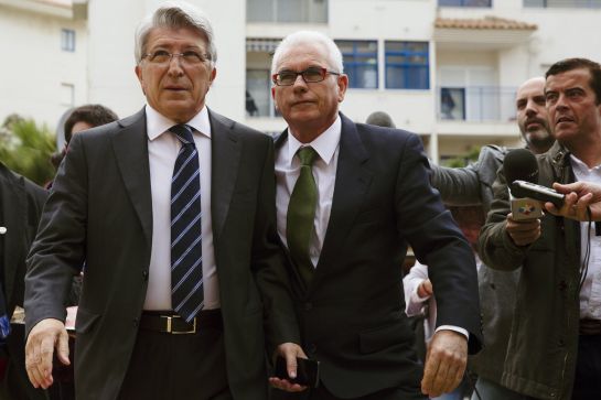 El presidente del Atlético de Madrid, Enrique Cerezo (i), acompañado de su abogado, a su llegada al juzgado número 5 de Estepona (Málaga).