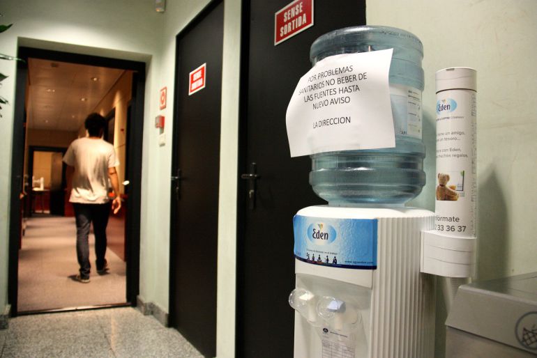 Garrafa de agua contaminada en Ràdio Barcelona