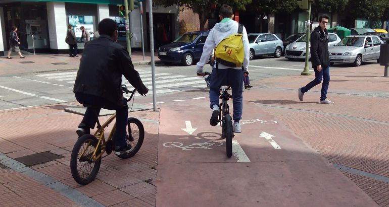 Ciclistas en una de las 'aceras bici' de Alcalá de Henares