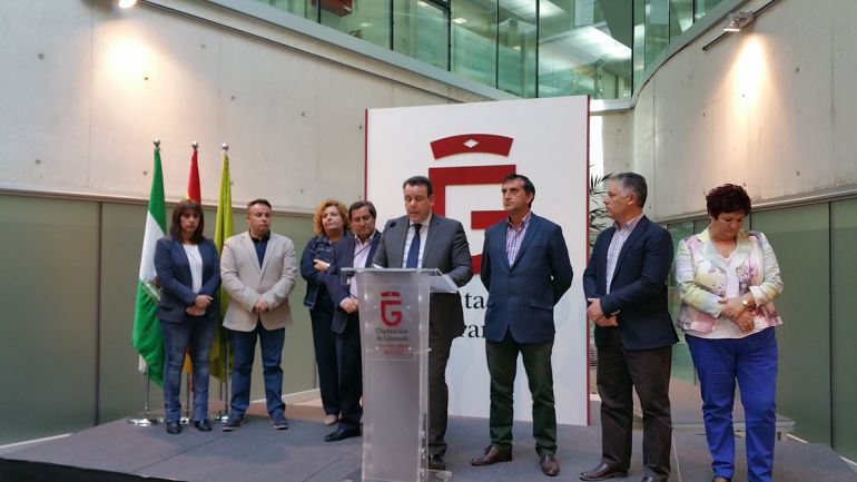 Dimite el diputado de Deportes de Granada, Mariano Lorente (PSOE), rodeado del presidente de la Diputación y el equipo de gobierno socialista