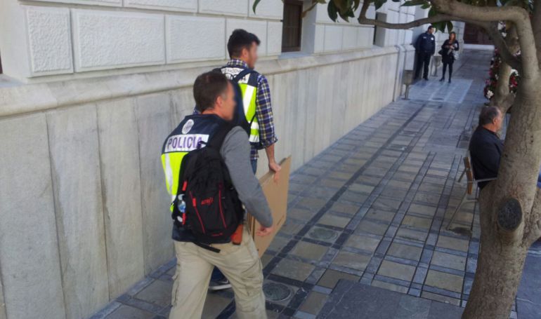 Registro policial en el Ayuntamiento de Granada dentro de la "Operación Nazarí"