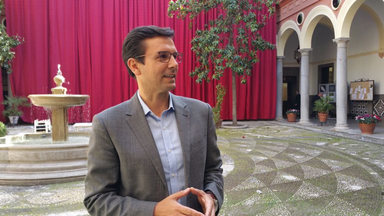 El candidato socialista a la alcaldía de Granada, Paco Cuenca, este miércoles en el patio del Ayuntamiento