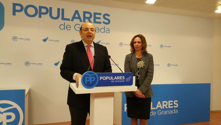 Foto de archivo de una reciente rueda de prensa en la sede del PP de Granada de Sebastián Pérez y Rocío Díaz