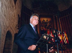 Felipe González durante su discurso de agradecimiento del Premio Europeo Carlos V en el año 2000