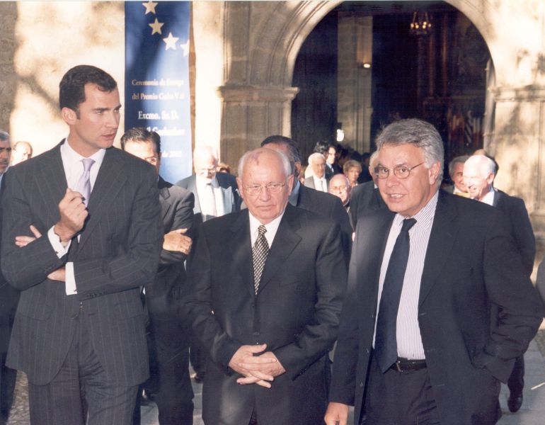 El entonces Príncipe de Asturias, Felipe VI, Junto a Mijail Gorvachov y Felipe González en el año 2002 durante la entrega del Premio Europeo Carlos V a Mijail Gorvachov