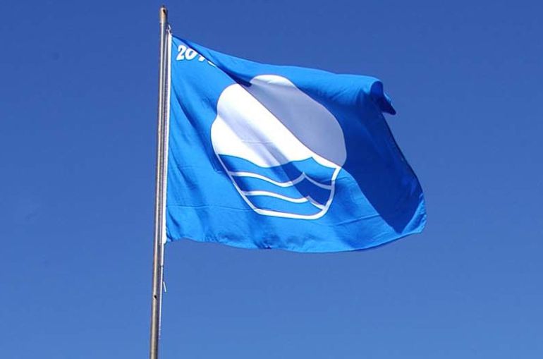 Bandera azul ondeando en las playas