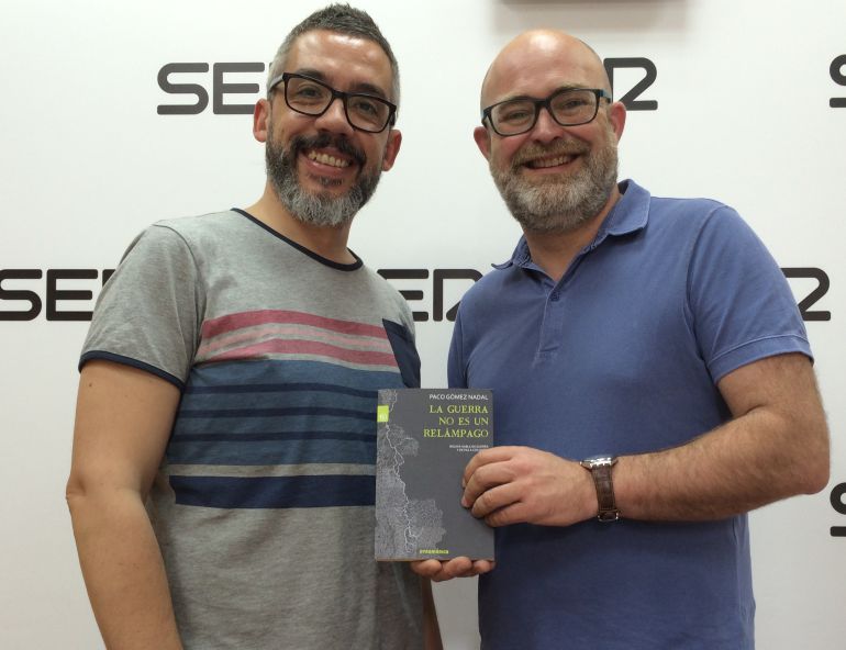 Paco Gómez Nadal y Paco Sánchez, encargado de presentar junto al autor "La guerra no es un relámpago" en Murcia. 