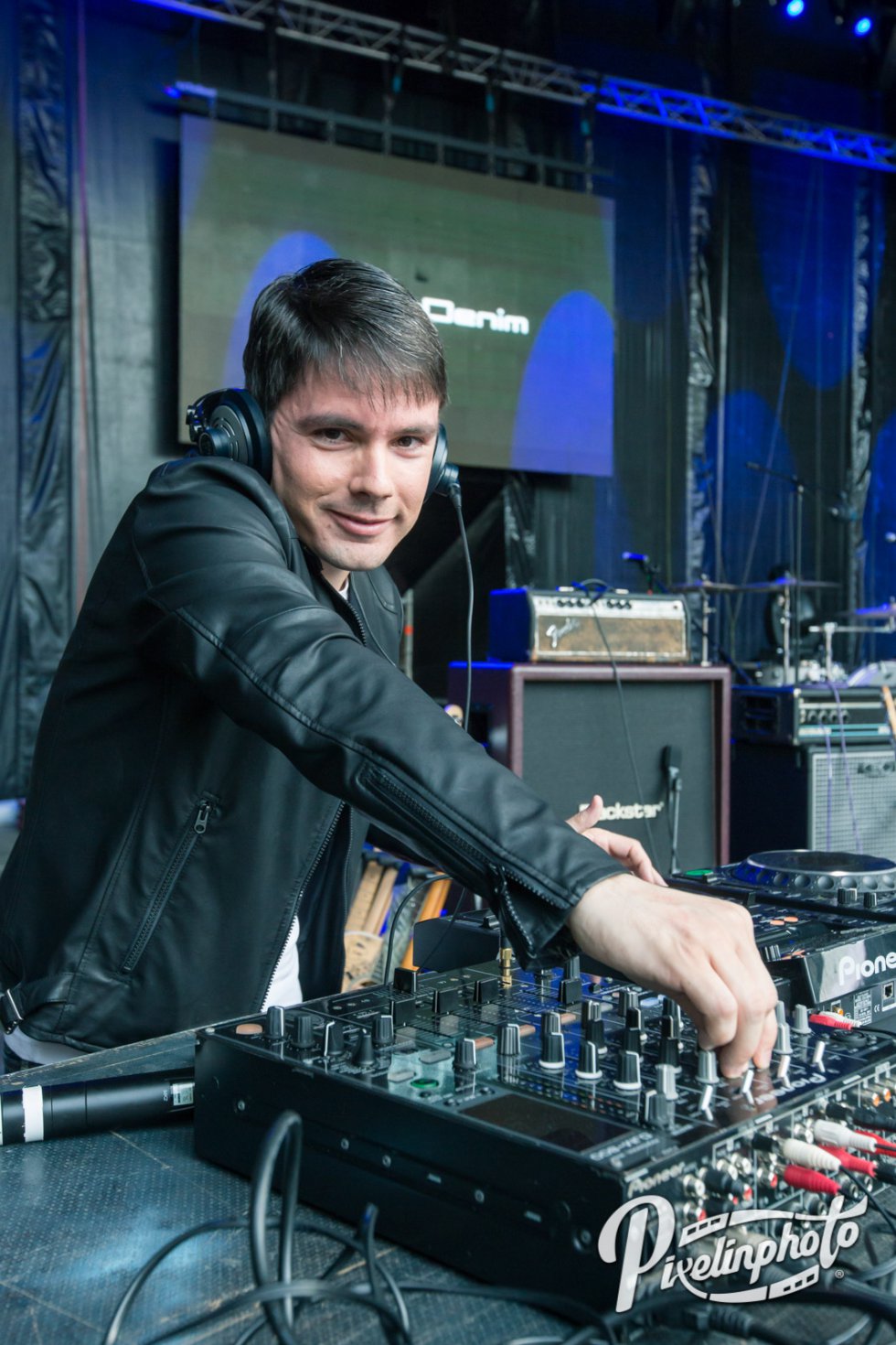 Paulo Regueiro en su sesión de Dj de los 40 Prindipales animando la plaza al inicio del show Paulo Regueiro en su sesión de Dj de los 40 Prindipales animando la plaza al inicio del show