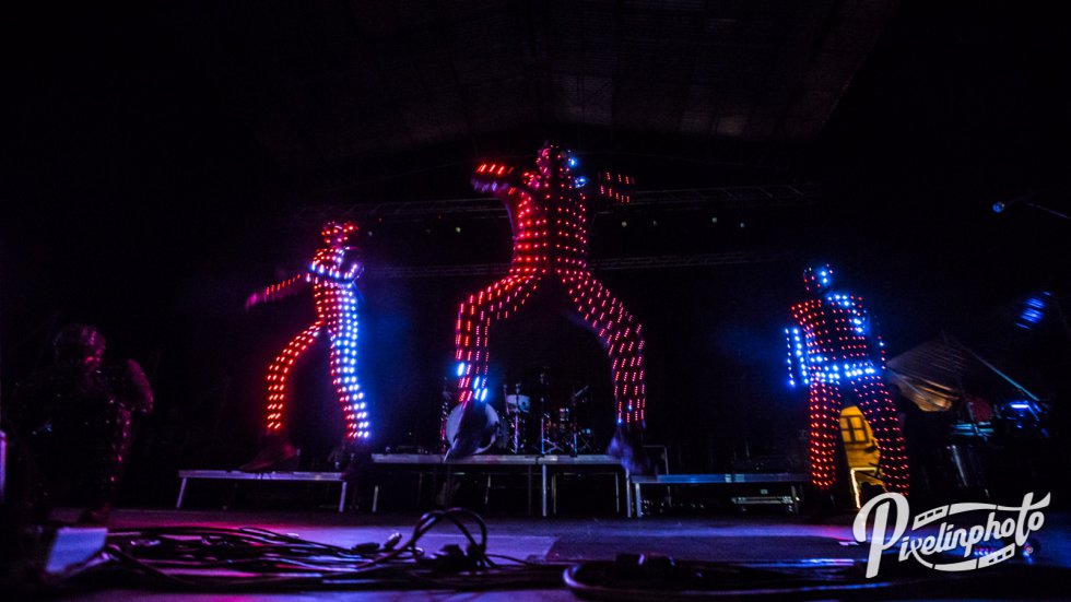 Los personajes de luz de "Pablo Méndez performance" animando mientras se cambio de grupo Los personajes de luz de "Pablo Méndez performance" animando mientras se cambio de grupo