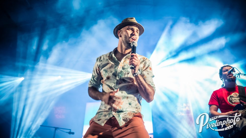 Efecto Pasillo con su cantante al frente Efecto Pasillo con su cantante al frente