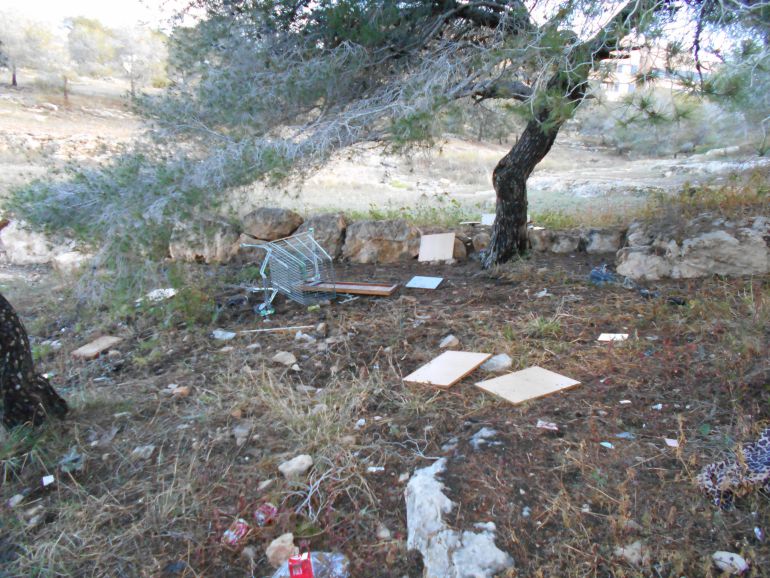 Escombros, basura y otros desperdicios en la zona de Pablo Iglesias