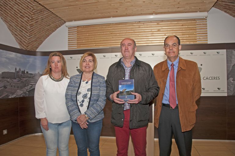 El alcalde de Torrejón el Rubio presenta la obra junto al autor y la presidenta de la Diputación de Cáceres.