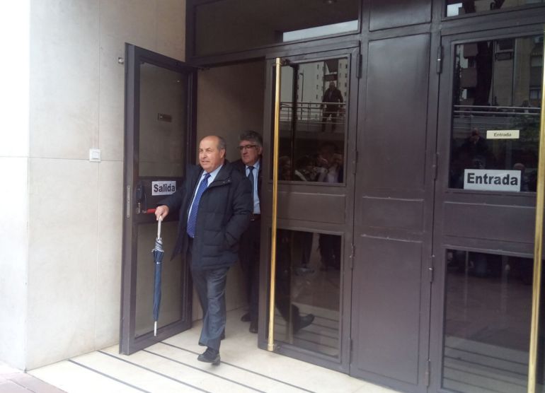 El ex alcalde de Granada, José Torres Hurtado, a la salida de los juzgados tras prestar declaración.