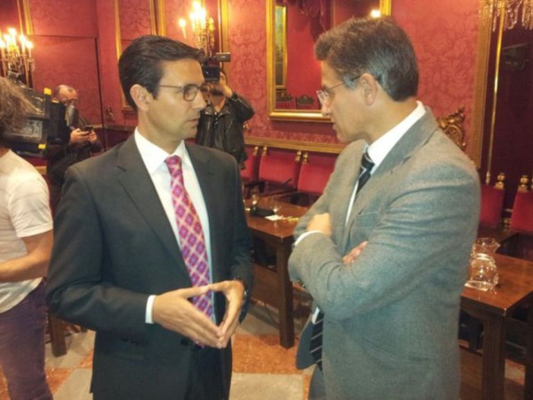 El alcalde de Granada, Paco Cuenca, conversa con el líder de Ciudadanos, Luis Salvador.