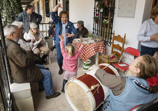 Rocieros cantan y bailan celebrando que ya han llegado a la aldea almonteña de El Rocío (Huelva