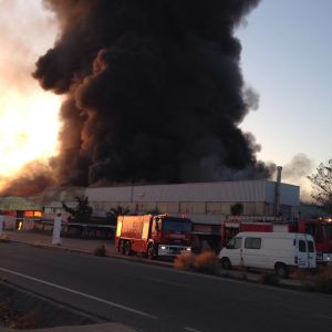 Lujo Fantástico péndulo Aparatoso incendio en una fábrica de colchones en Yecla | Radio Murcia |  Cadena SER