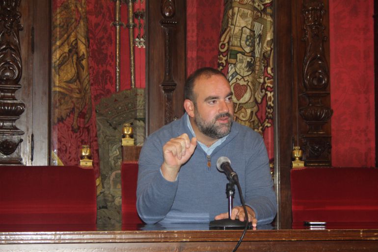 Foto de archivo de una rueda de prensa de Paco Puentedura, portavoz municipal de IU en Granada