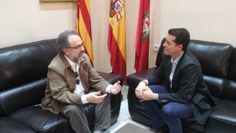 Braulio Montoya es recibido por el alcalde de Elda, Rubén Alfaro