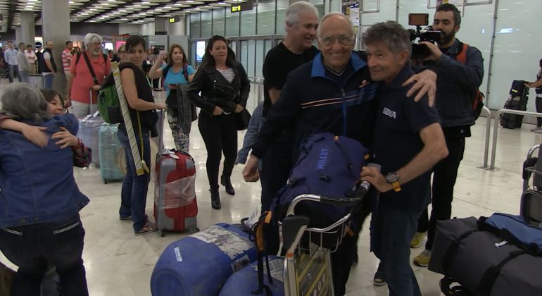 Carlos Soria fue recibido por amigos y familiares a su llegada a Madrid