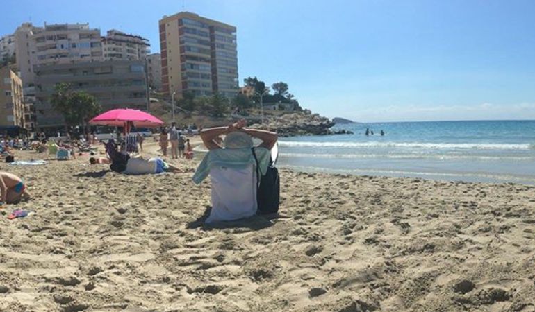 Multado un bañista de Fuenlabrada en Torrevieja por poner su sombrilla para reservar sitio en la playa. 
