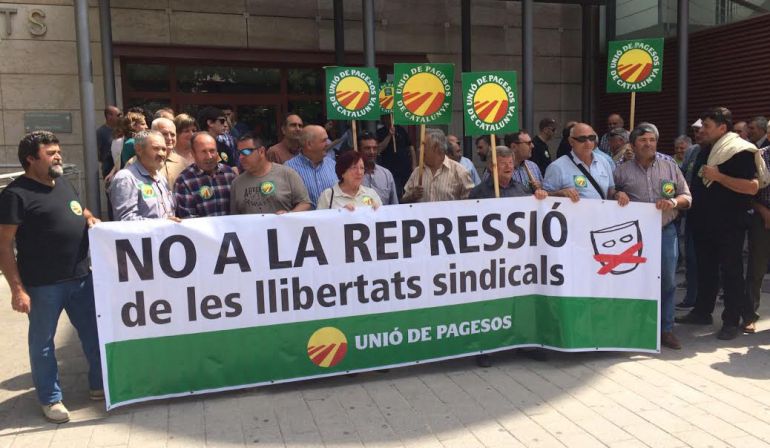 Concentració dels sindicalistes d'Unió de Pagesos als jutjats de Reus aquest divendres