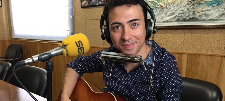 Fran 'Buenaventura' durante su actuación en directo en los estudios de SER Cuenca.