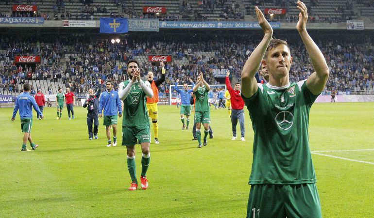 Szymanowski agradece a los aficionados pepineros su apoyo, tras la victoria por 0-1 ante el Real Oviedo en el estadio Carlos Tartiere, en Oviedo.