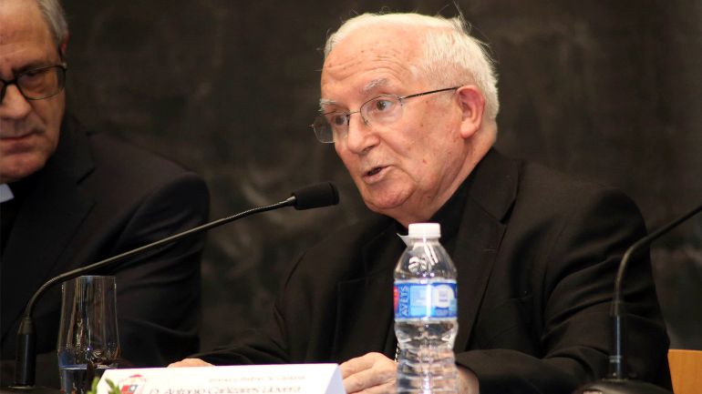 Pla mitjà curt del cardenal arquebisbe de València, Antonio Cañizares, pronunciant la seva conferència. Horitzontal