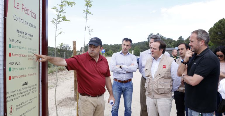 El consejero de medioambiente de la Comunidad de Madrid, Jaime González Taboada, visitando La Pedriza para comprobar el funcionamiento de la nueva normativa