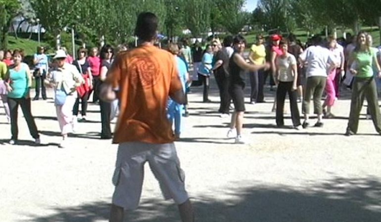 LLegan las clases  de yoga y tai chi a los parques de Fuenlabrada.
