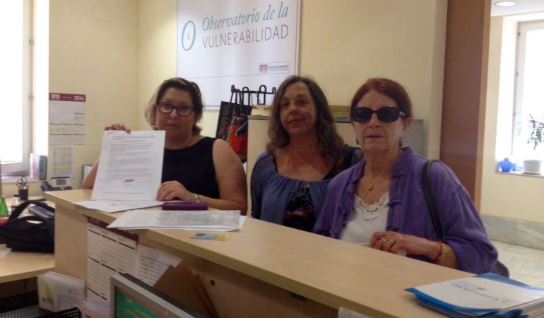 Integrantes de la Plataforma Feminsita de Alicante en el registro del Síndic de Greuges