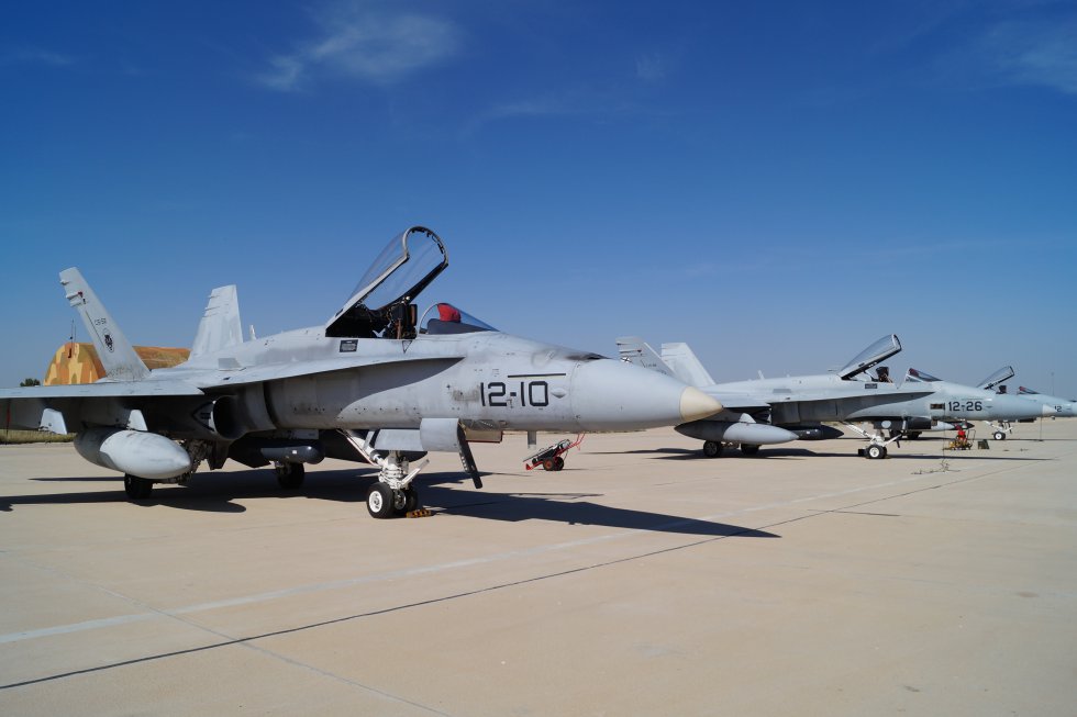En las maniobras han participado 3 aviones. 1 de ellos ha quedado de reserva En las maniobras han participado 3 aviones. 1 de ellos ha quedado de reserva