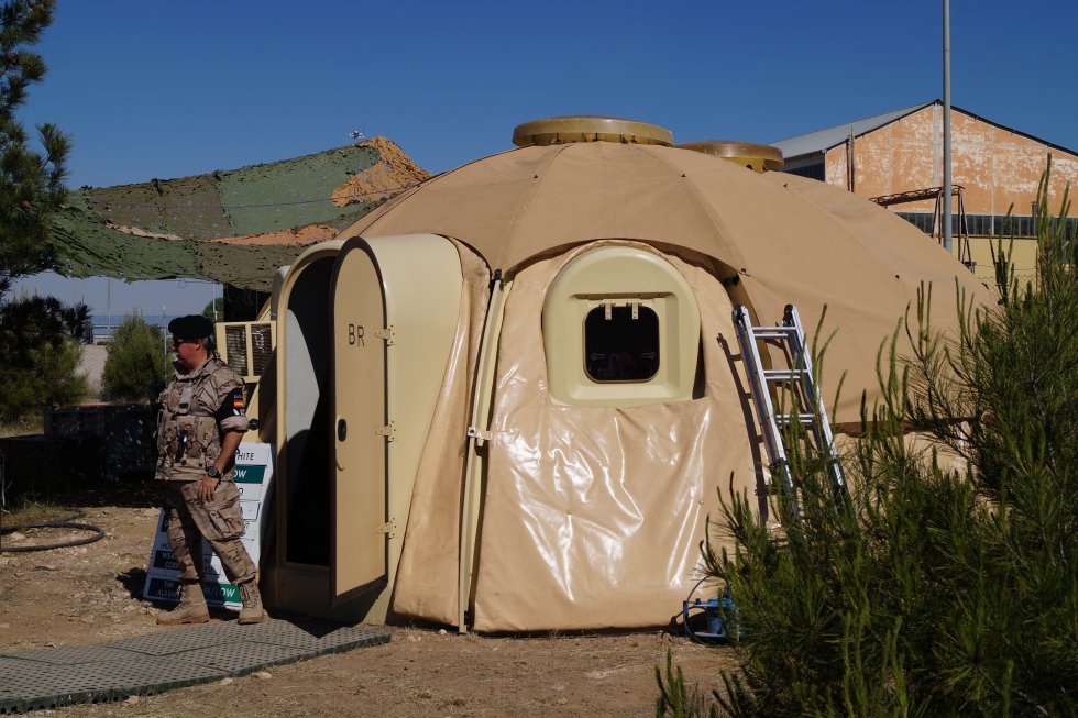 Una de las tiendas de campaña habilitadas en la base aérea Una de las tiendas de campaña habilitadas en la base aérea
