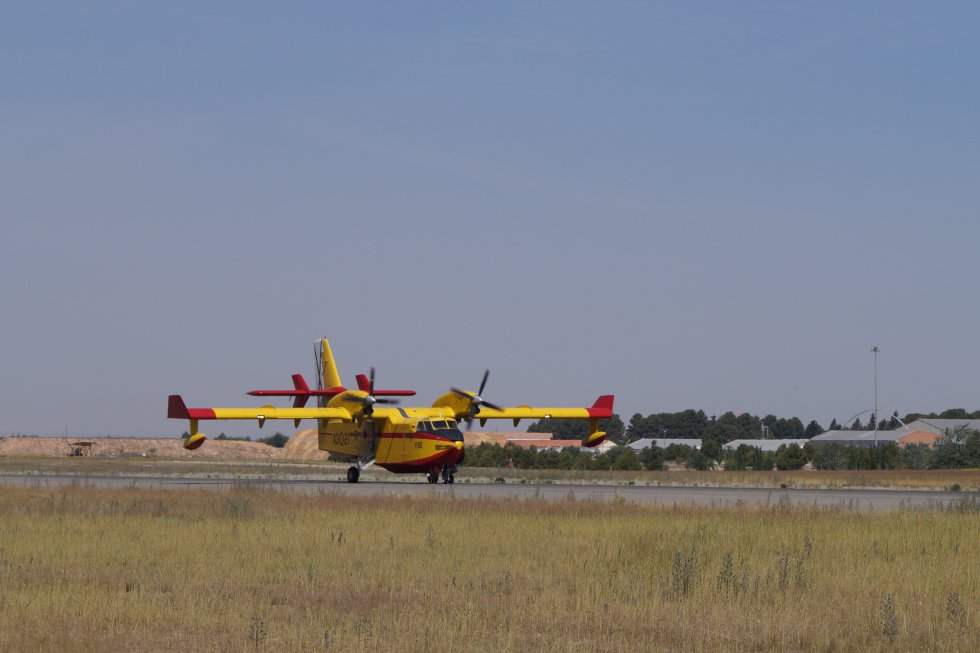 Antes de despegar los F-18 ha aterrizado un avión de extinción de incendios forestales Antes de despegar los F-18 ha aterrizado un avión de extinción de incendios forestales